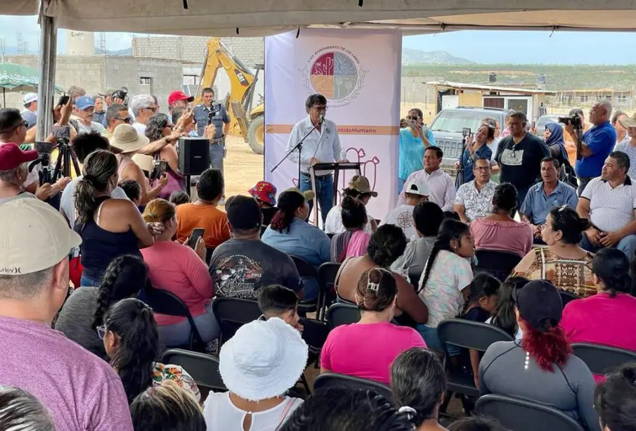 Reunión del Ayuntamiento de Los Cabos con personas de la colonia Mezquites