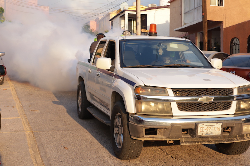 Camioneta fumigando