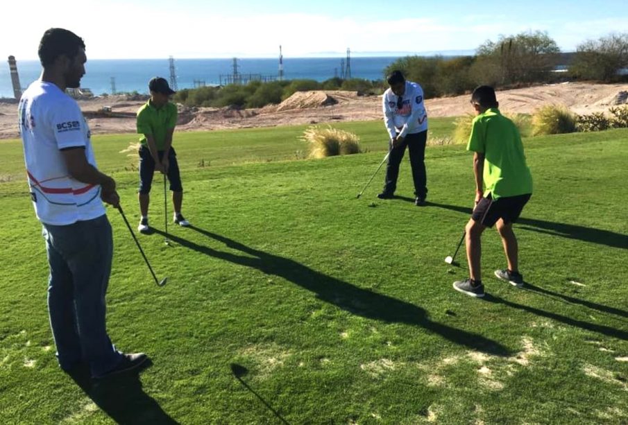 Campo de golf con golfistas de BCS