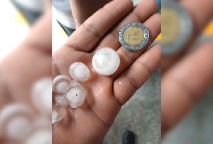 Granizo comparado con una moneda en La Paz