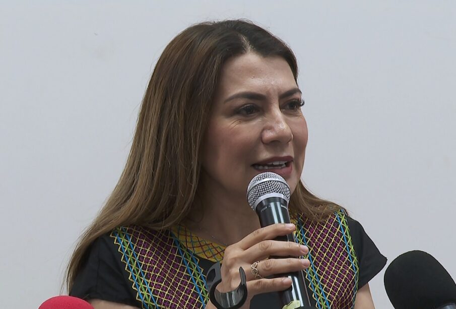 Guadalupe Saldaña hablando en micrófono