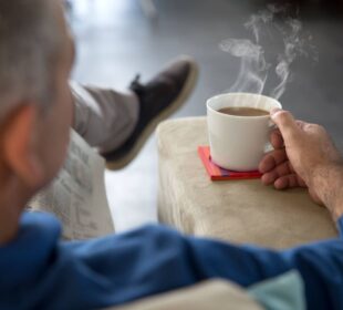 hombre tomando café