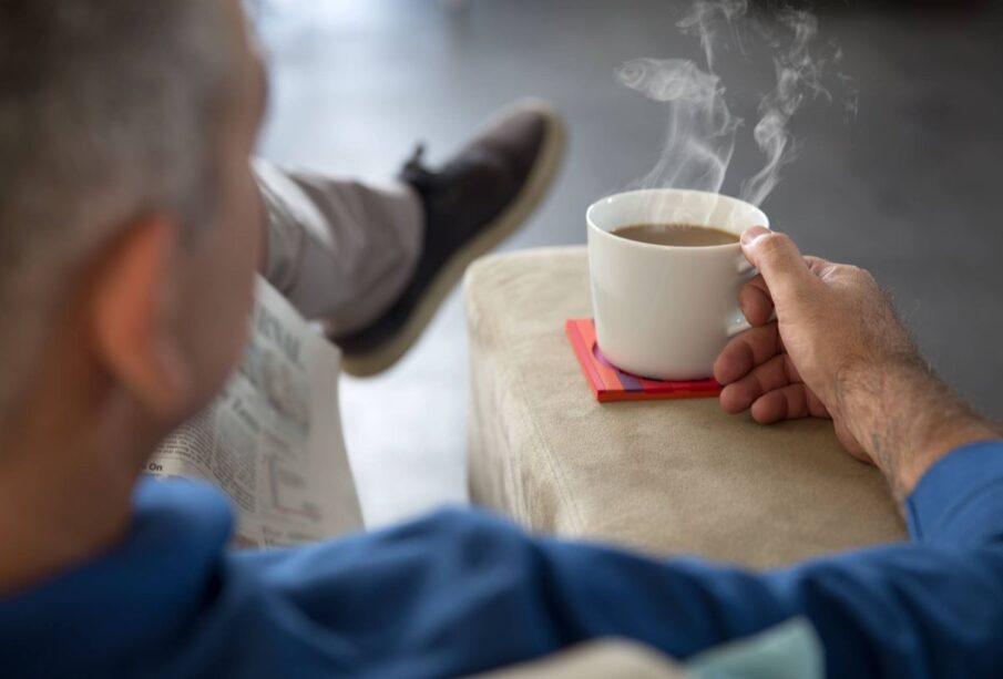 hombre tomando café