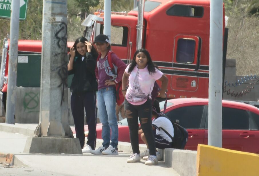 Jovencitas paradas en la calle