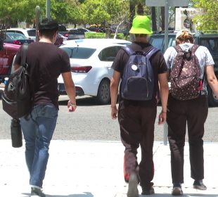 Jóvenes caminando por la calle