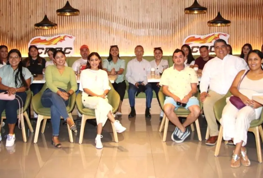 Jóvenes reunidos con líderes de la CROC