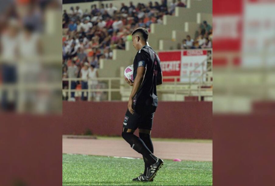 jugador de fútbol con balón en mano