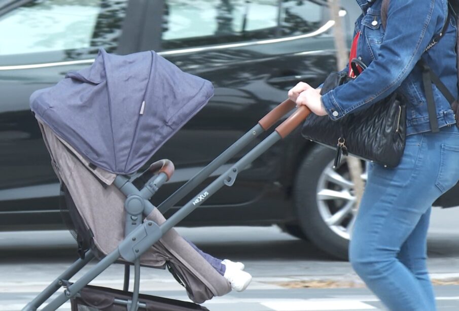 Mujer con una carreola