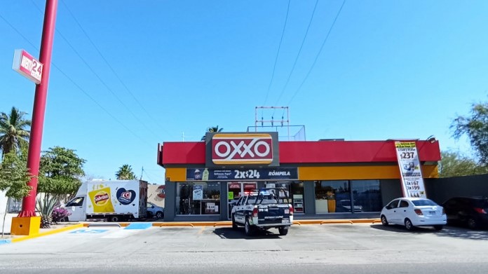 Tienda oxxo asaltada por ladrón en La Paz