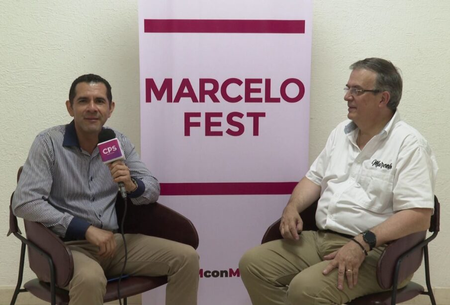 Marcelo Ebrard siendo entrevistado