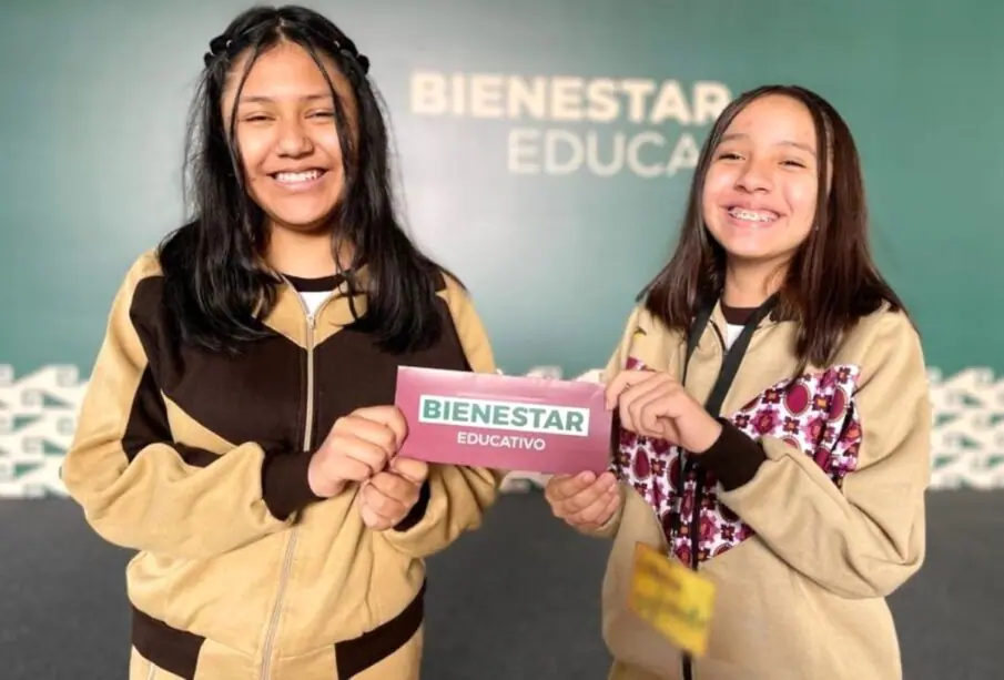 Jóvenes reciben beca en la CDMX