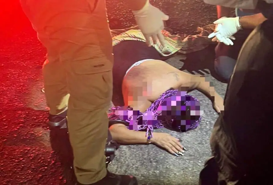Mujer herida tras arrojarse de vehículo circulando