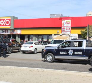 Patrullas policiales fuera de un Oxxo