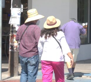 personas caminado bajo el sol