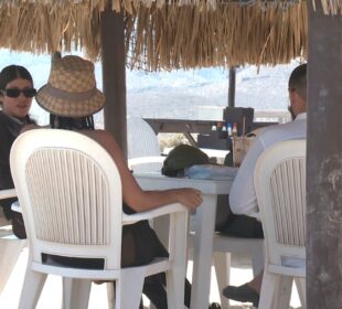Turistas en Playa El Tecolote de BCS
