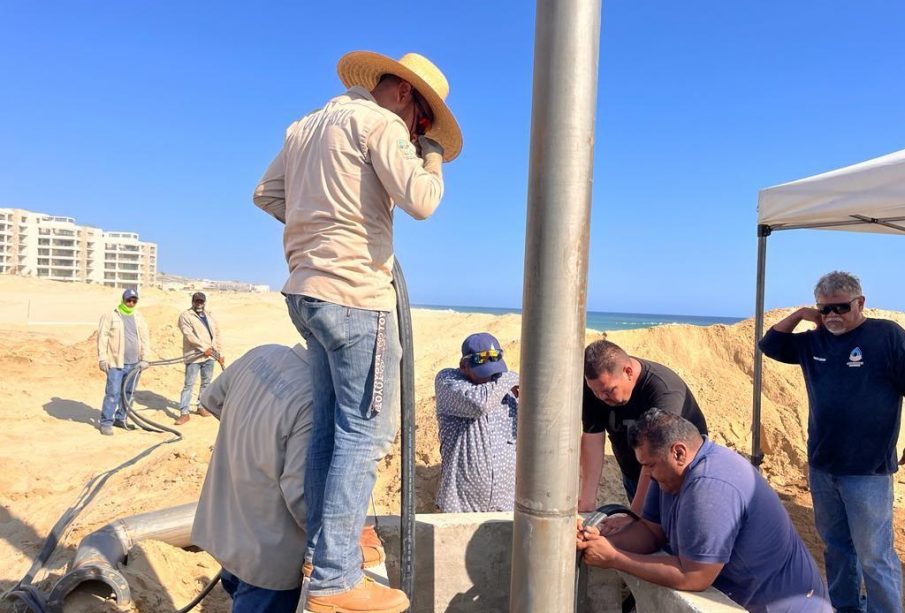 Personas trabajando en reparación de pozo