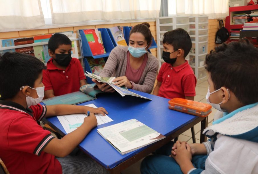 Maestra enseñando a niños de preescolar