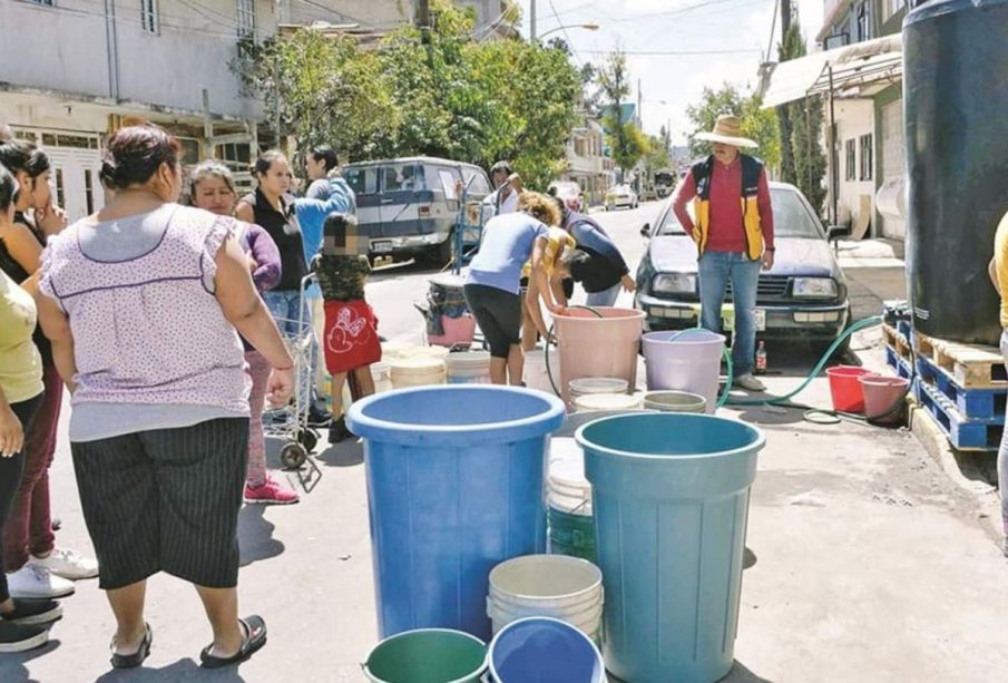 Personas llenan botes con agua en la CDMX