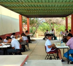 Alumnos en clases sin luz