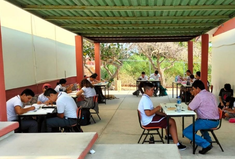 Alumnos en clases sin luz