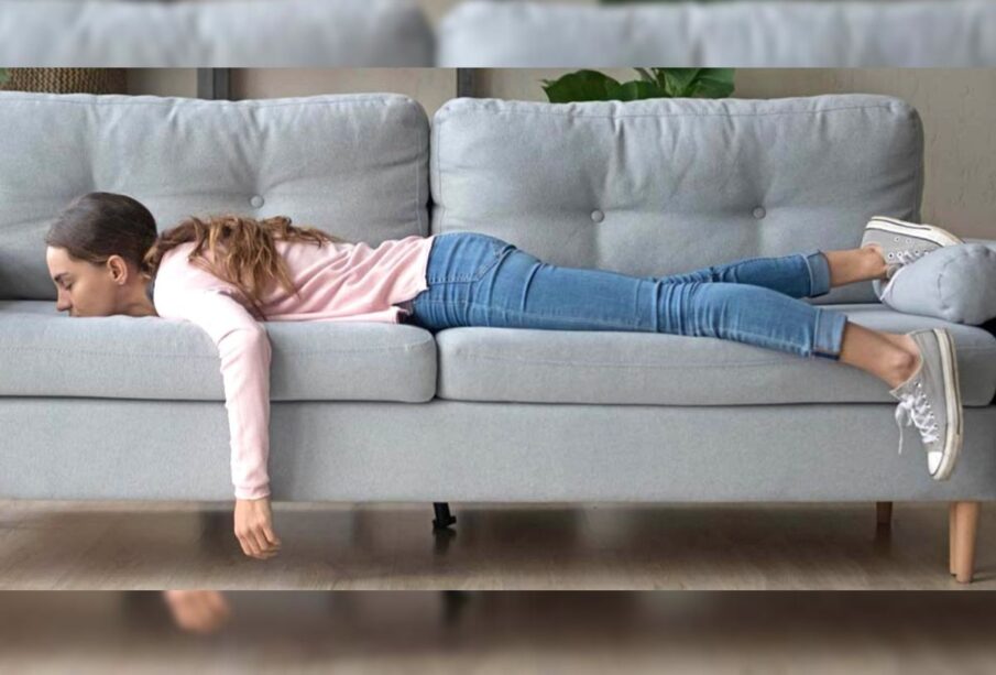 Joven con cansancio en el sofá