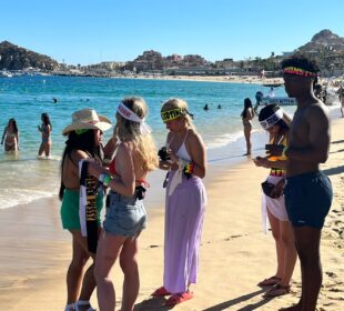 Turistas en playas de Cabo San Lucas