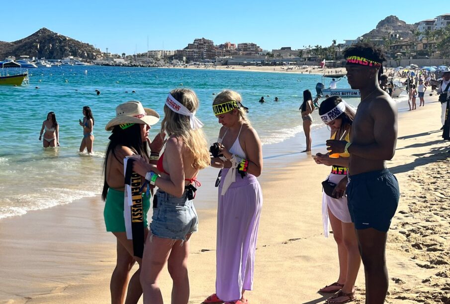 Turistas en playas de Cabo San Lucas