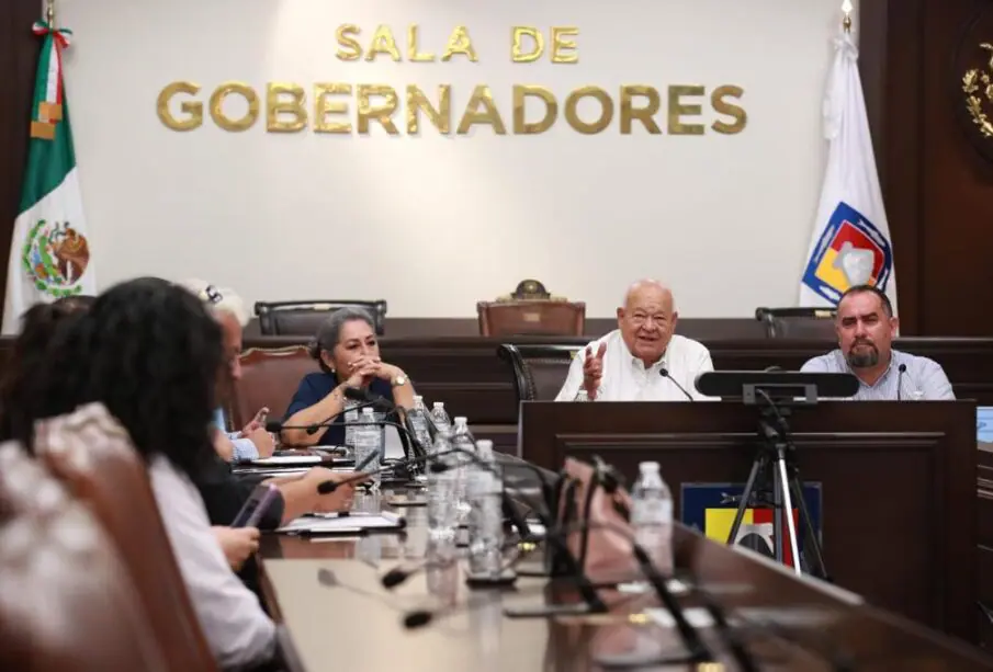 Gobernador Víctor Castro Cosío en reunión