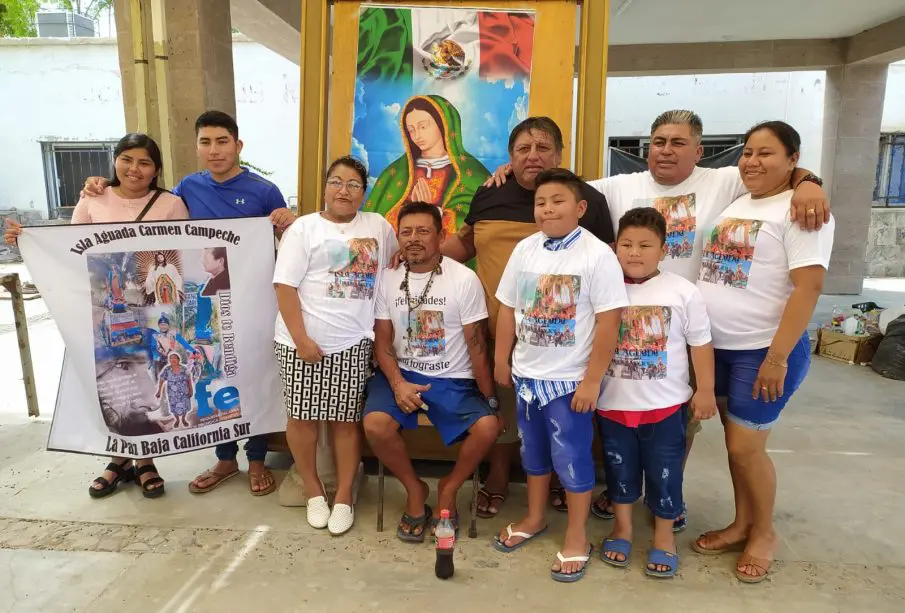 Creyentes alrededor de una virgen