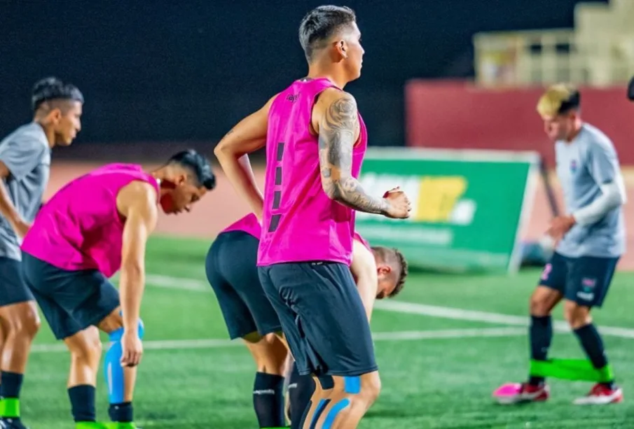 Jugadores de Los Cabos United entrenando