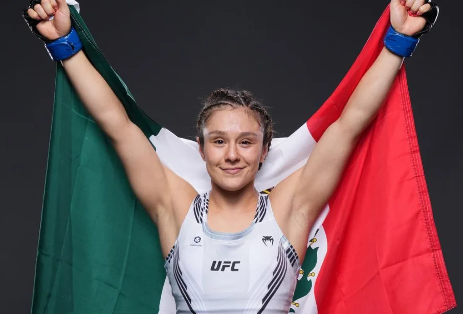 Alexa Grasso sosteniendo bandera