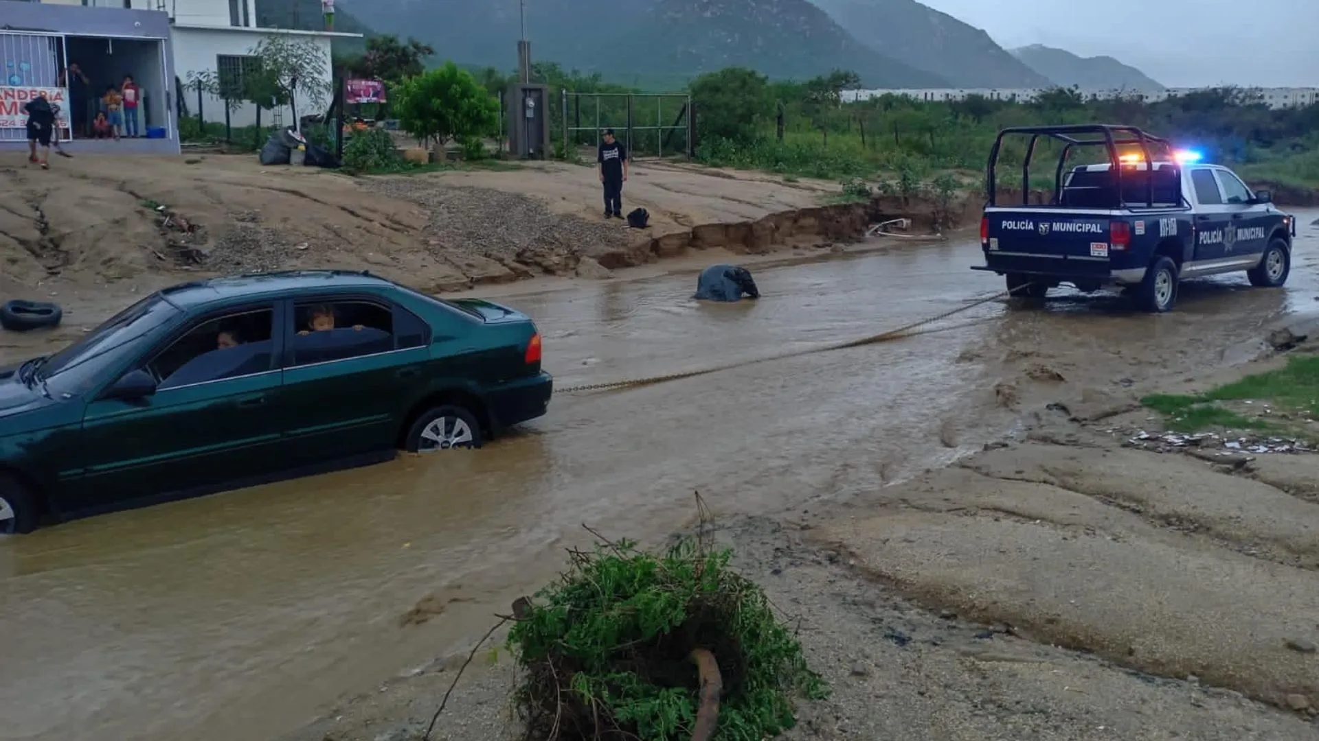 Auto atascado en calle lodosa