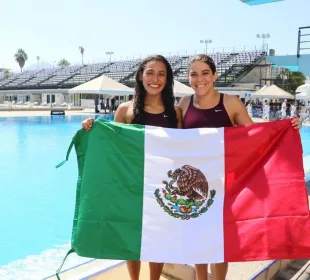 Gaby Agúndez y Alejandra Orozco sosteniendo bandera mexicana