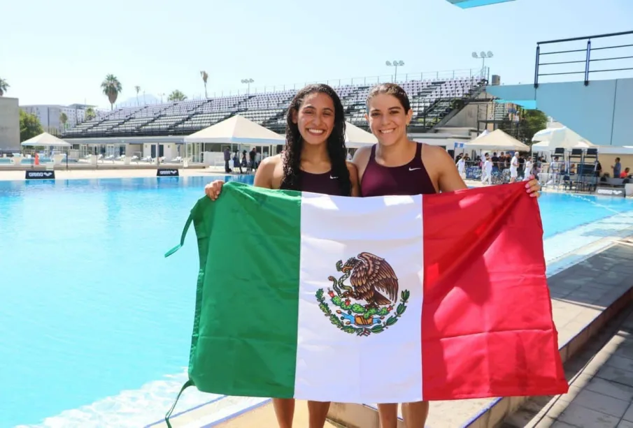 Gaby Agúndez y Alejandra Orozco sosteniendo bandera mexicana