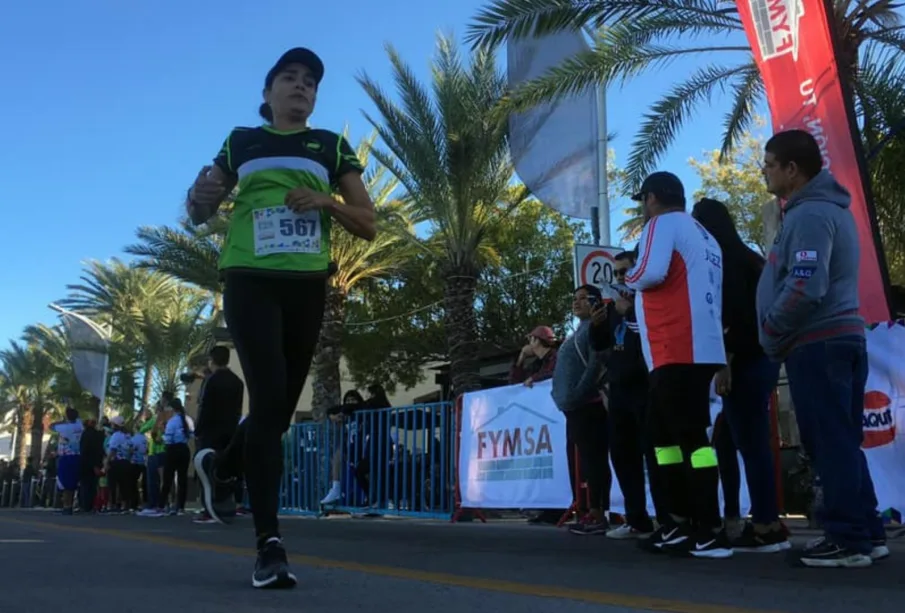 Mujer corriendo en Carrera BCS Sin Límites.