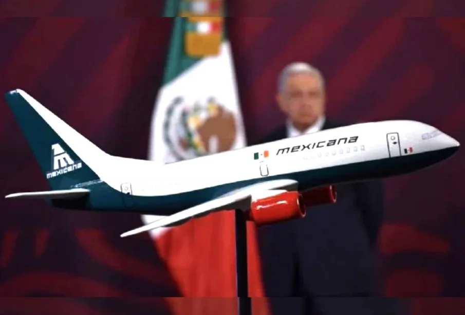 Maqueta de avión con AMLO de fondo