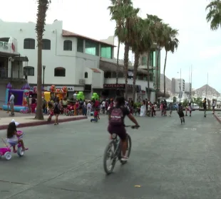 Ciclistas en ciclovía recreativa de Cabo San Lucas