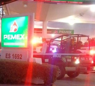 Agentes de seguridad en gasolinería tras reporte