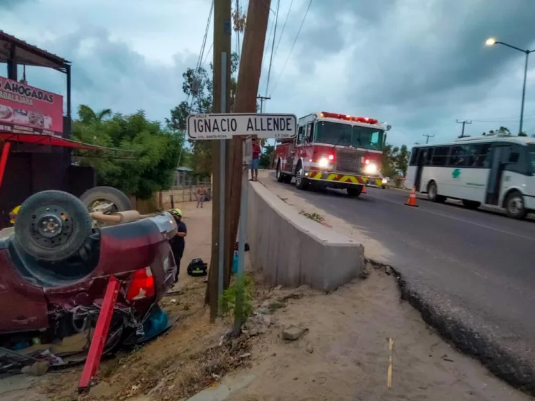 Bomberos en sitio de volcadura