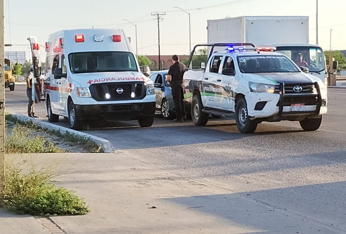 Ambulancia atendiendo a mujer en la colonia Camino Real