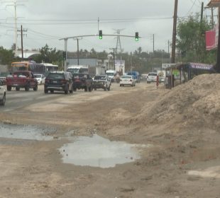 Arena amontonada en la orilla de la carretera transpeninsular