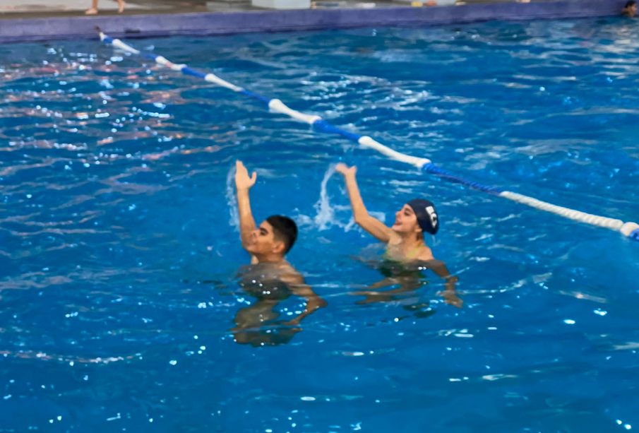 Se presentan en La Paz miembros del equipo de natación artística