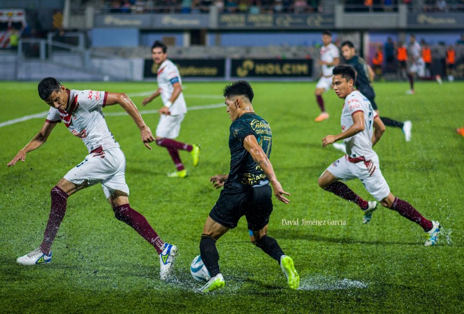 Atlético de la Paz despitando balón en la cancha