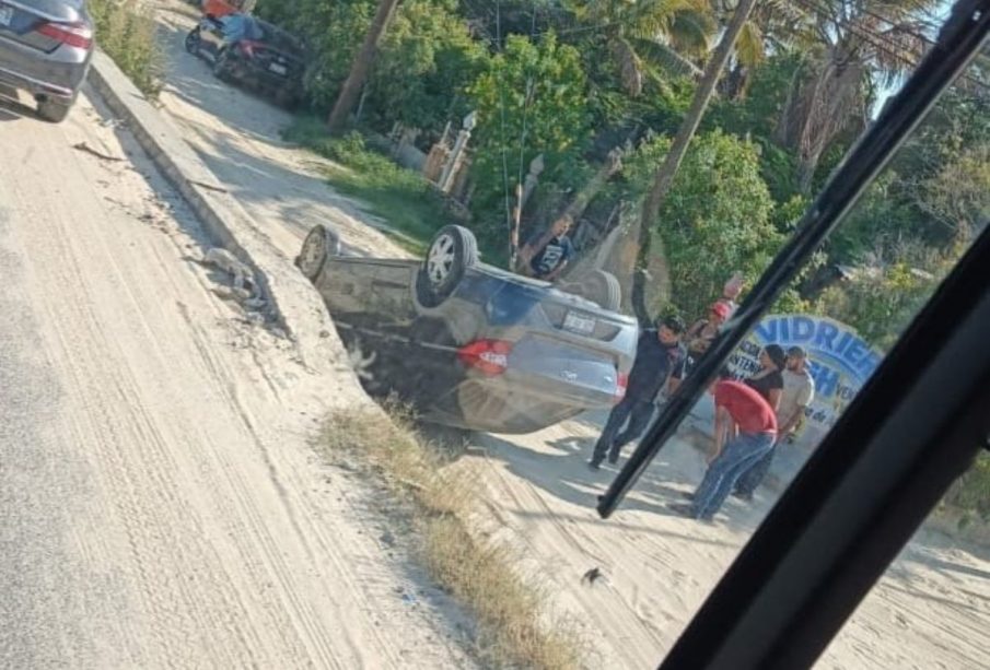 Automóvil volcado en la carretera Transpeninsular