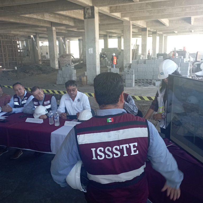 Autoridades en recorrido de obra de la clínica del ISSSTE