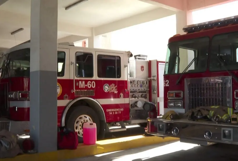 Camiones de bomberos en estación