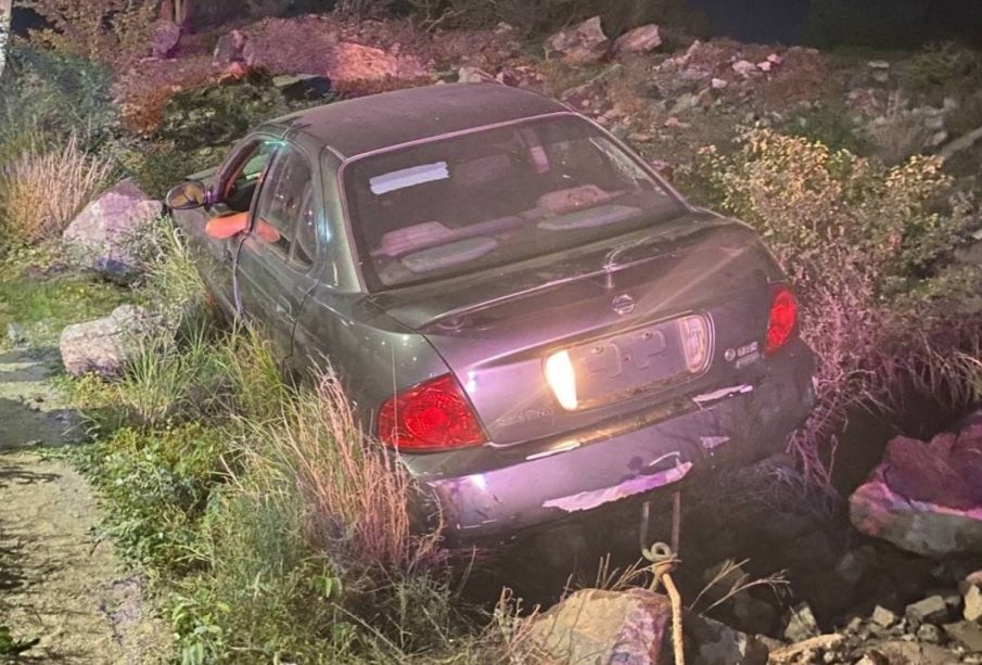 Carro en lateral atascado tras accidente