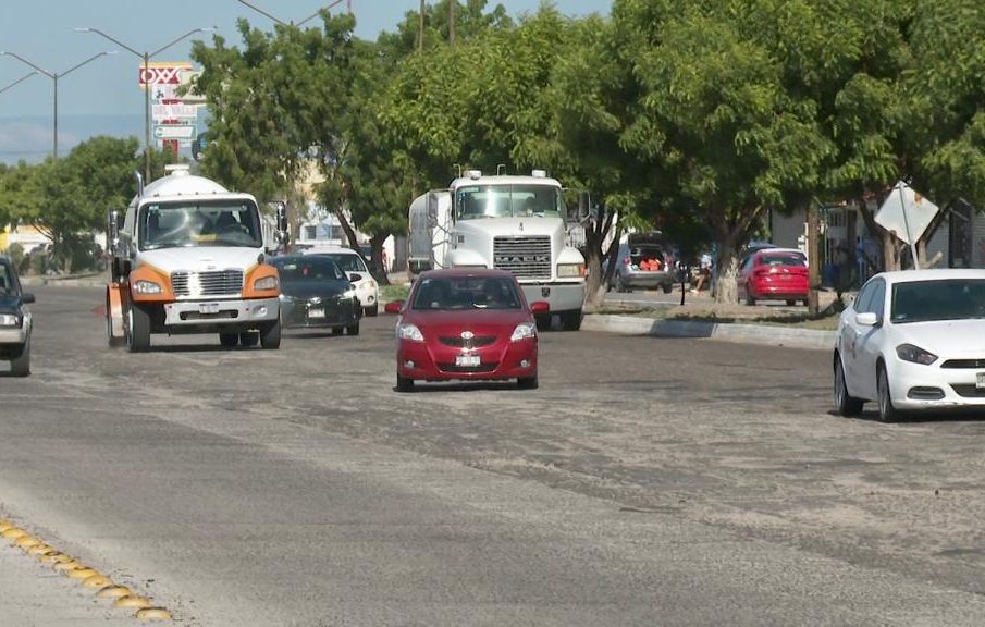 Carros circulando por Boulevard Pino Pallas