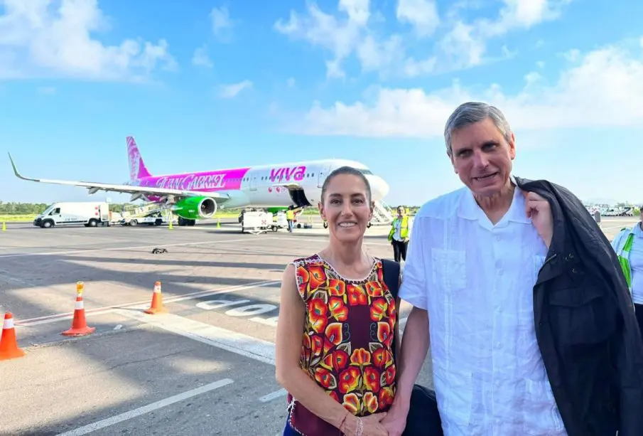 Claudia Sheinbaum en el aeropuerto de Los Cabos