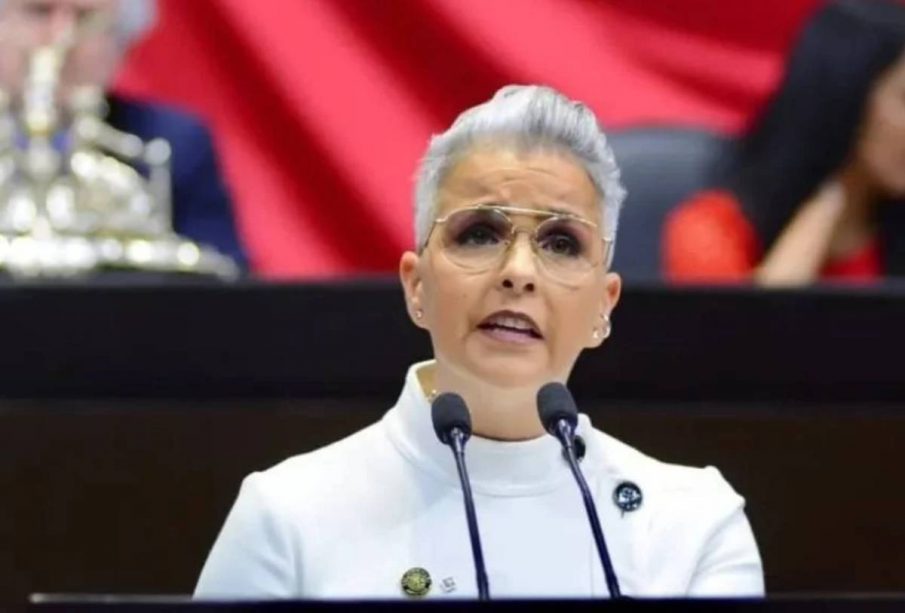 Federica Quijano hablando en el estrado del Congreso